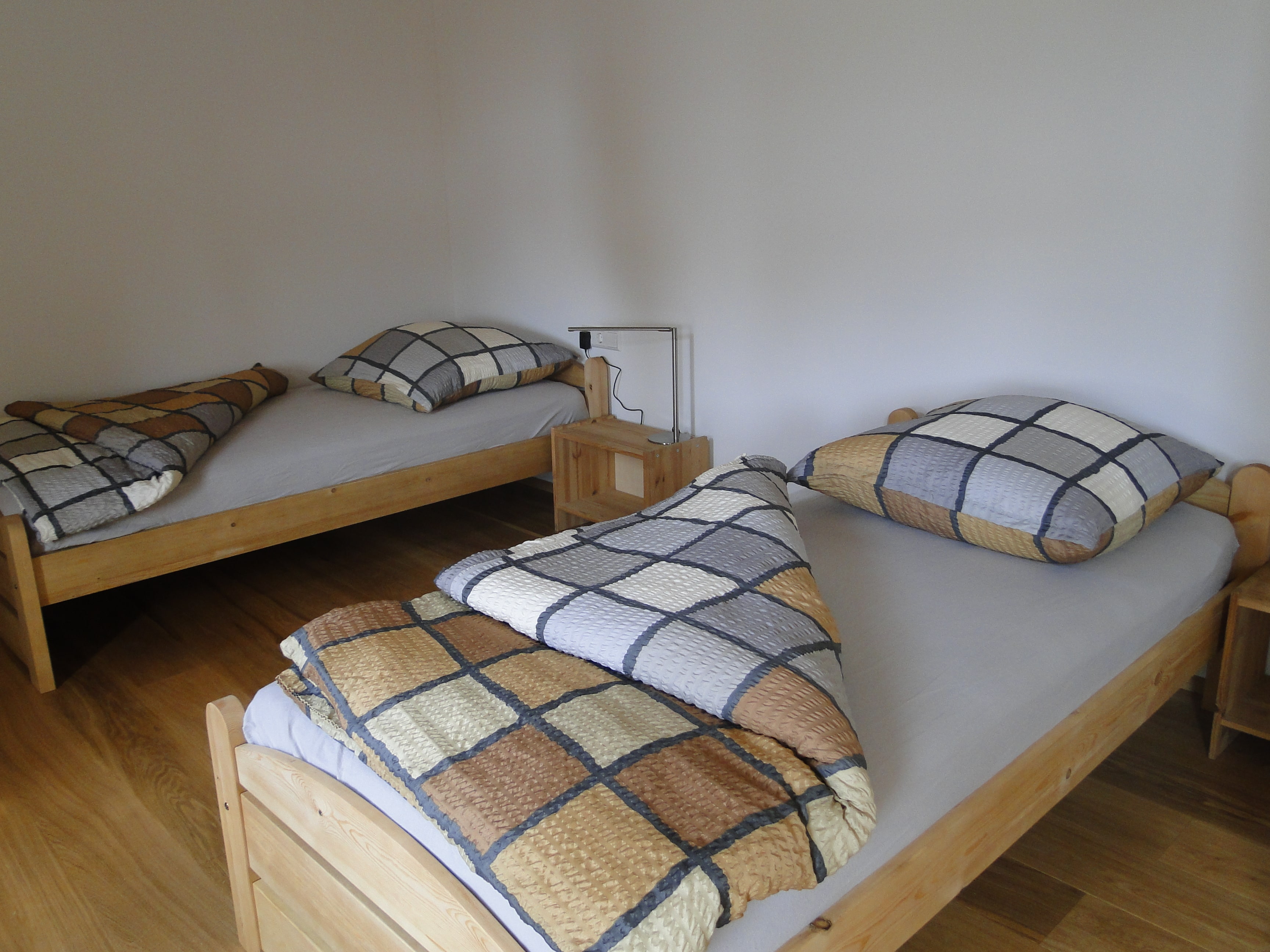 Zwei Einzelbetten an einer Wand